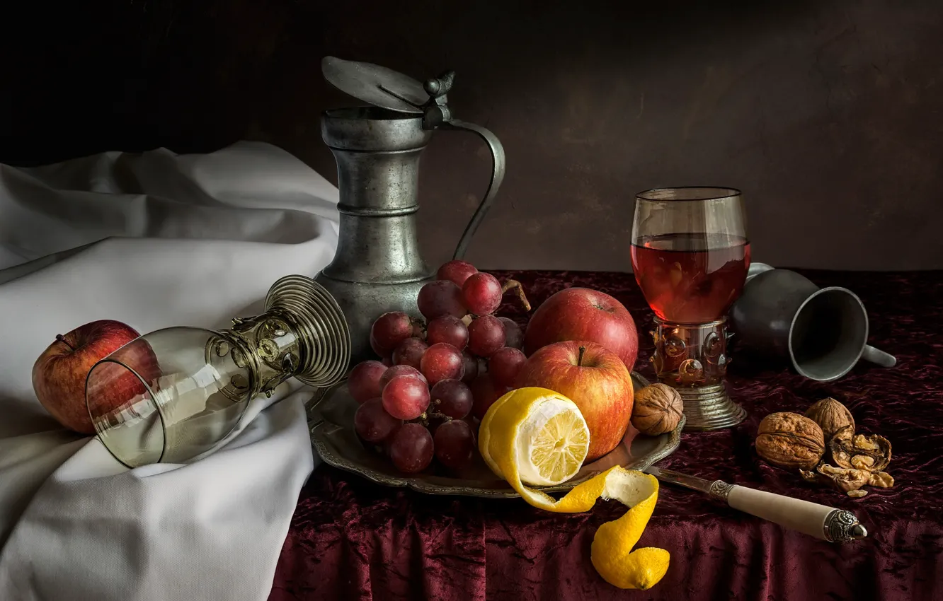 Фото обои стол, лимон, яблоки, виноград, нож, стаканы, фрукты, орехи