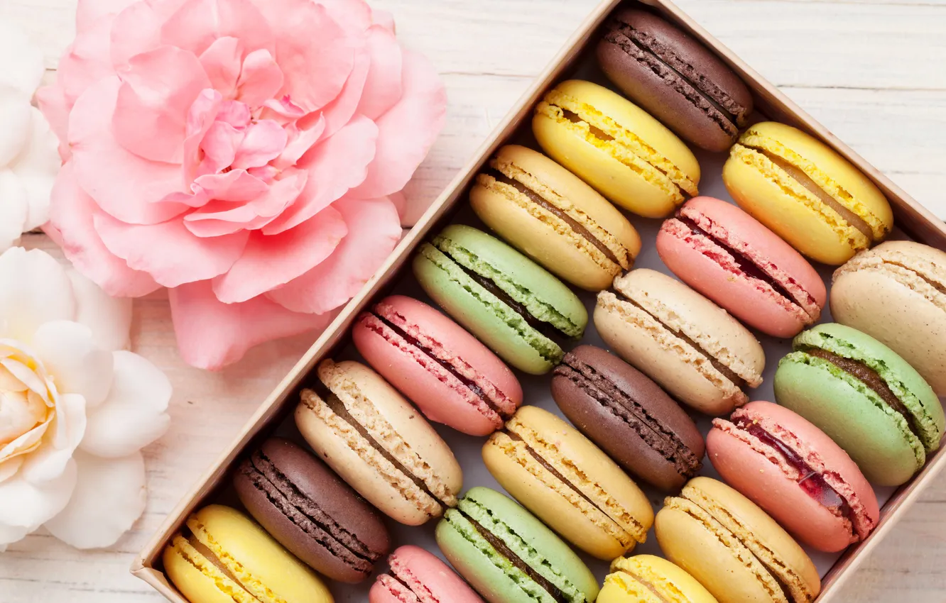 Фото обои цветы, подарок, colorful, wood, pink, flowers, macarons, gift box