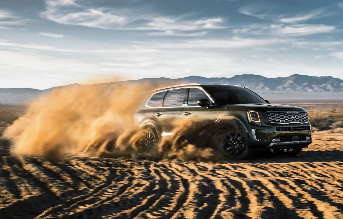 Фото обои песок, машина, облака, скорость, внедорожник, Kia Telluride