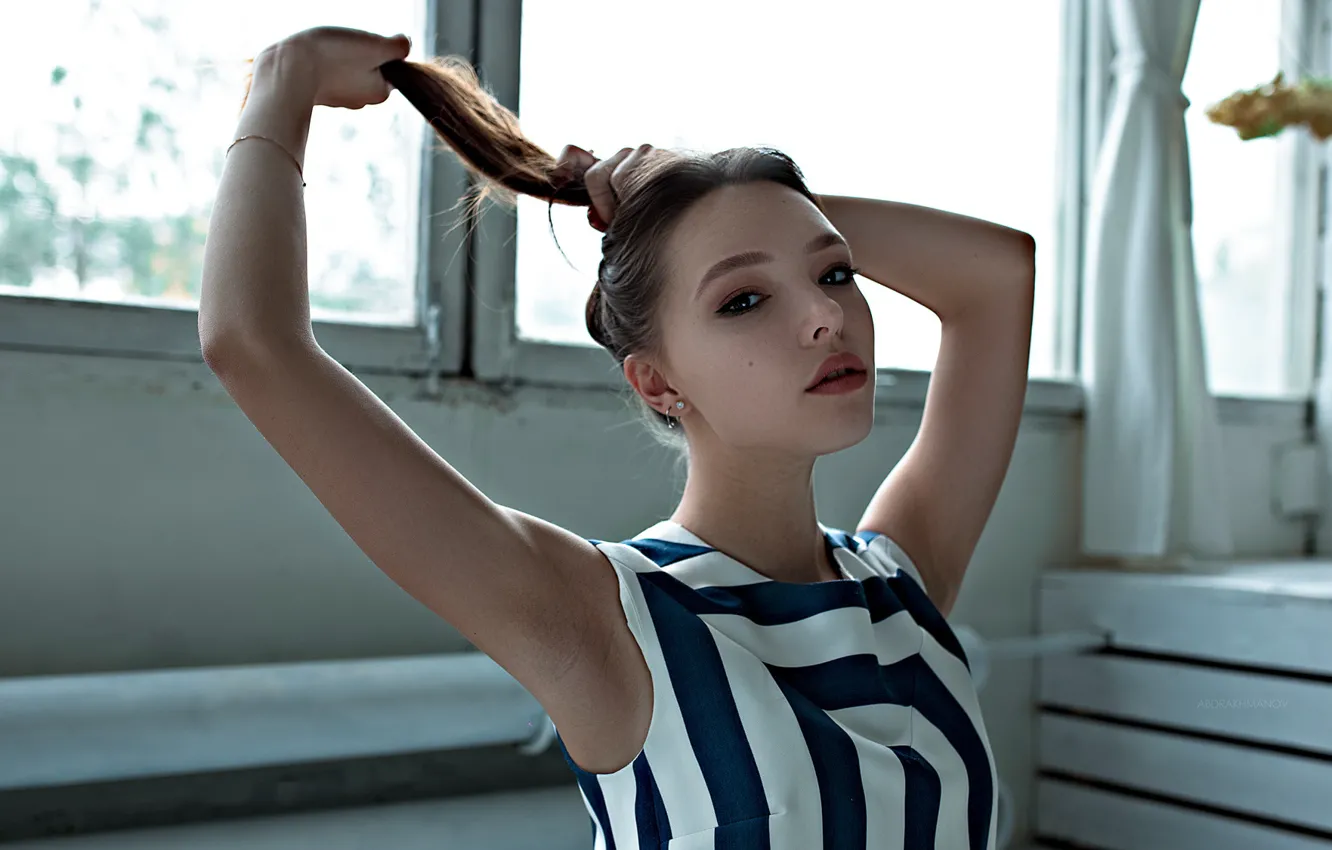Фото обои girl, dress, photo, photographer, ponytail, model, bokeh, brunette