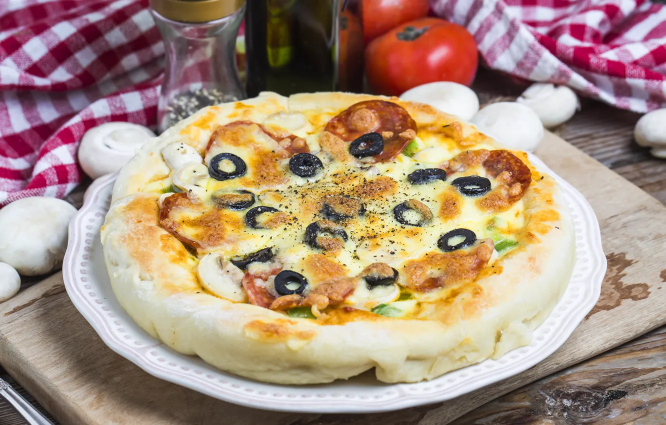 Фото обои стол, грибы, сыр, ткань, пицца, томаты, салями