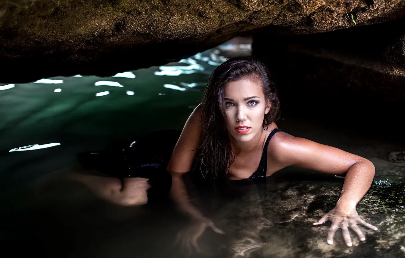 Фото обои wet, woman, water, look, cave