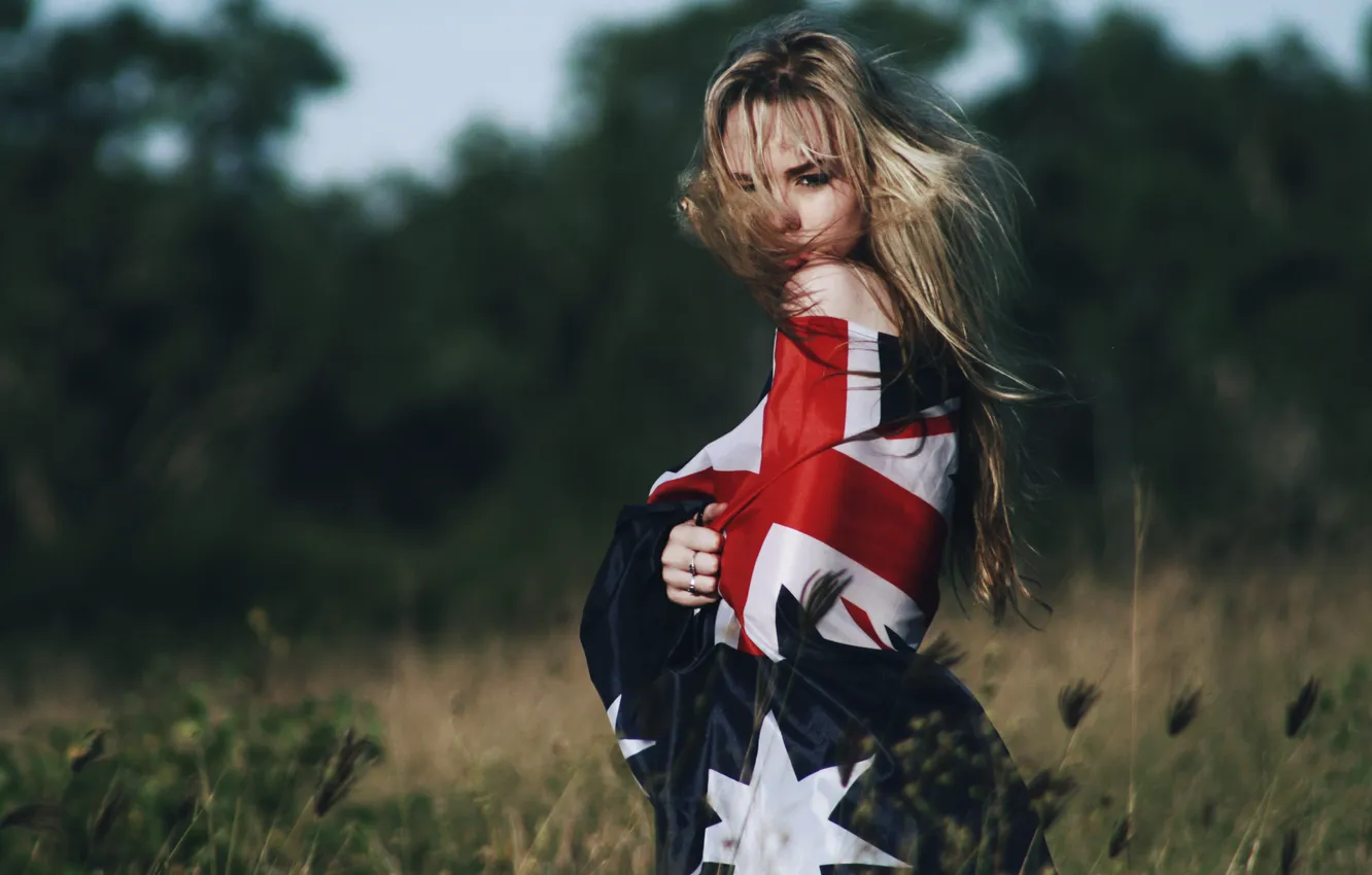 Фото обои поле, девушка, Nirrimi Hakanson, флаг Австралии