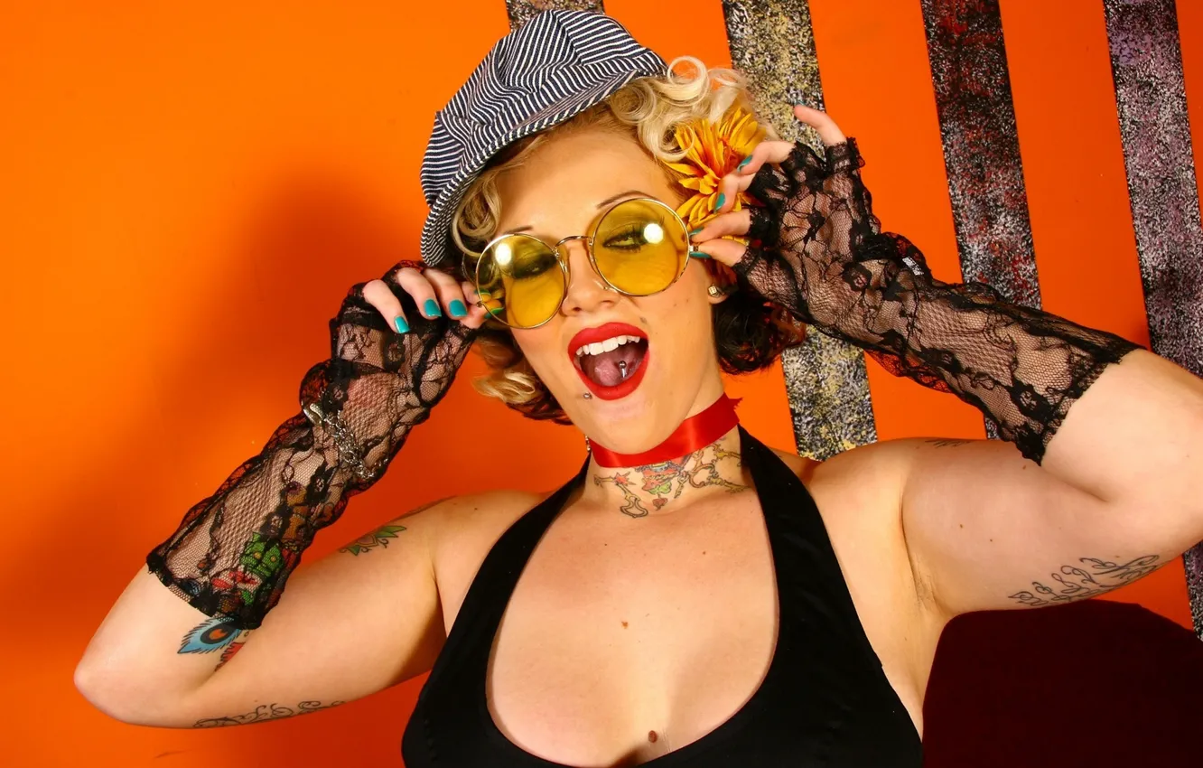 Фото обои пирсинг, тату, очки, блондинка, перчатки, кепка, порно актриса, Candy Monroe