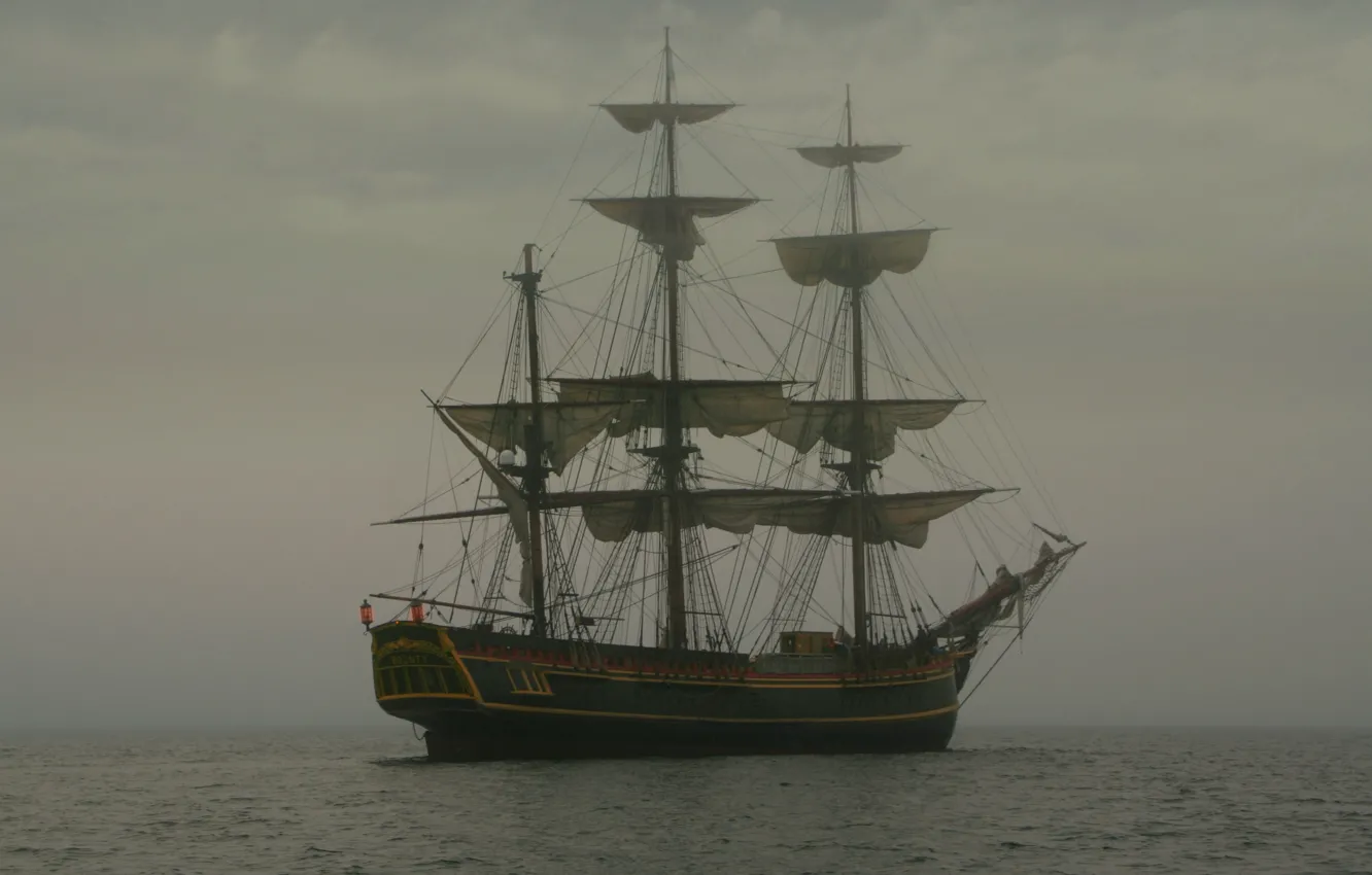 Фото обои море, облака, парусник, дымка, сумерки