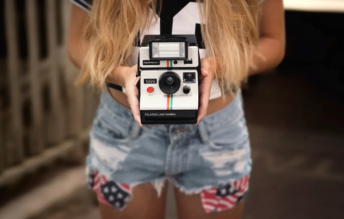 Фото обои шорты, камера, руки, Polaroid