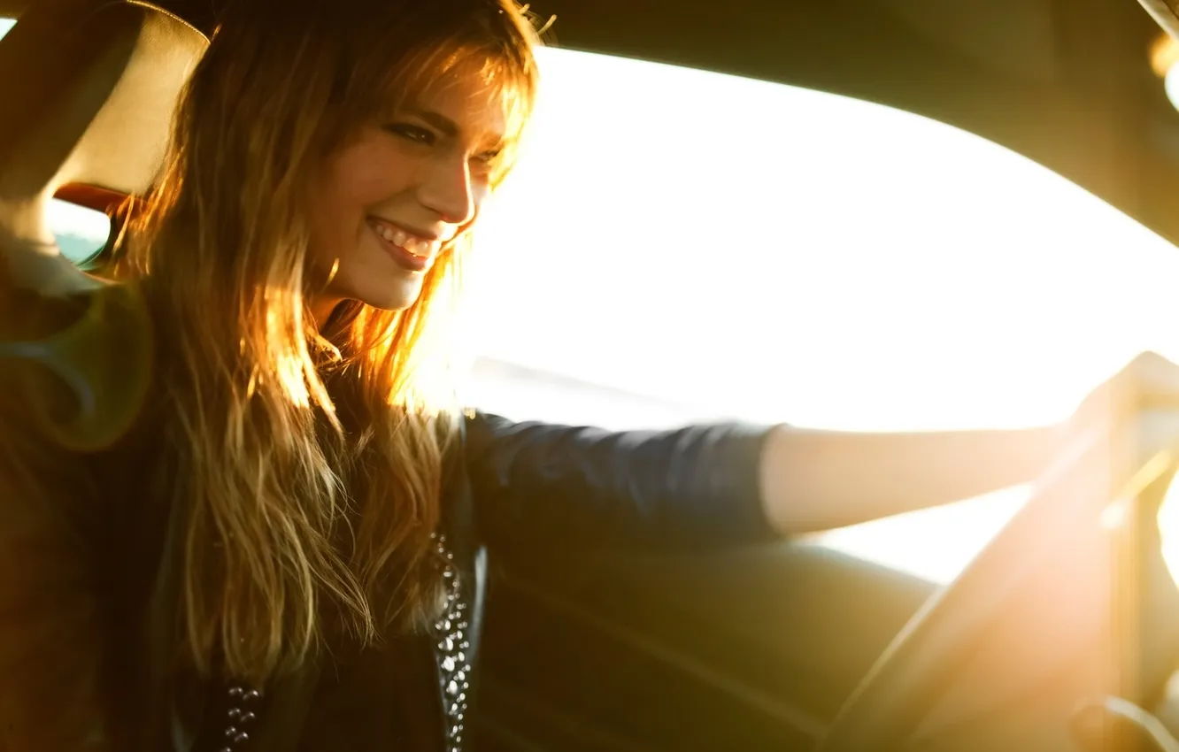 Фото обои девушка, солнце, лучи, улыбка, блондинка, автомобиль