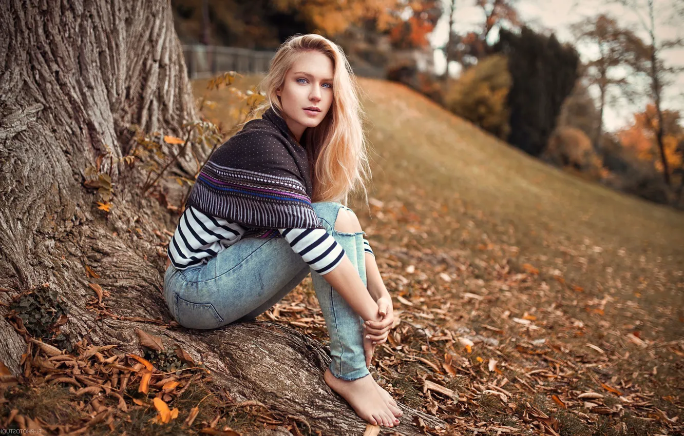 Фото обои деревья, джинсы, голубые глаза, trees, blue eyes, размытый фон, jeans, очарование