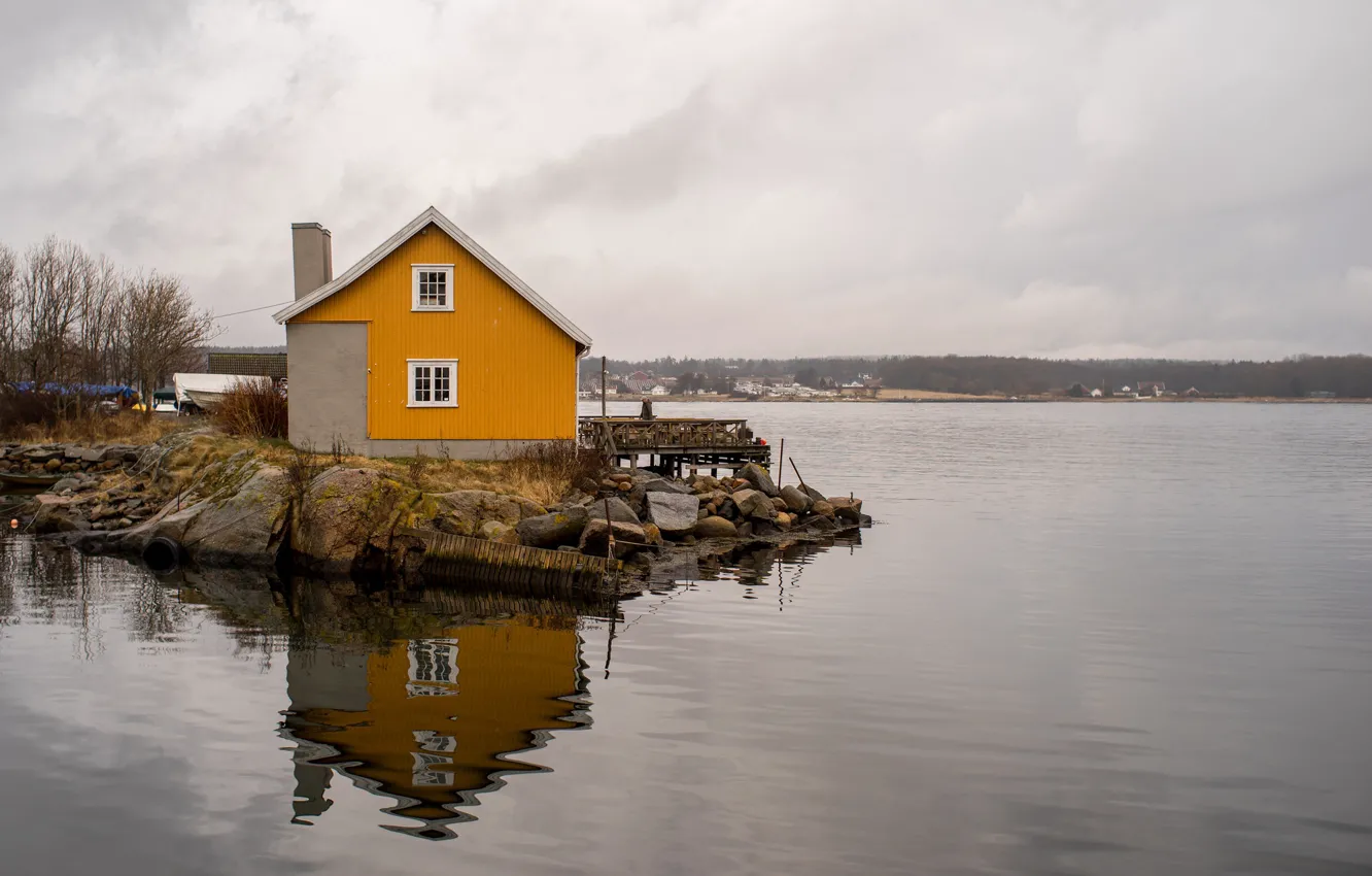 Фото обои house, sea, water, reflection, boats, pier, gray clouds