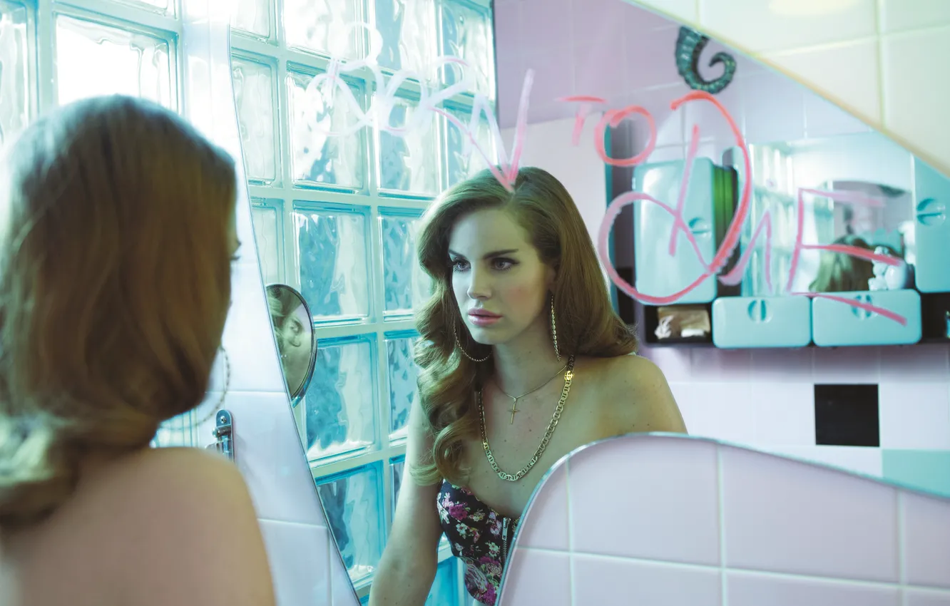 Фото обои отражение, комната, надпись, зеркало, помада, певица, ванная, model