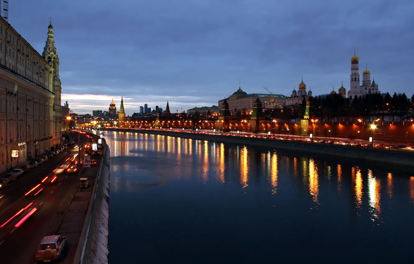 Фото обои дорога, город, огни, река, здания, вечер, Москва, Кремль
