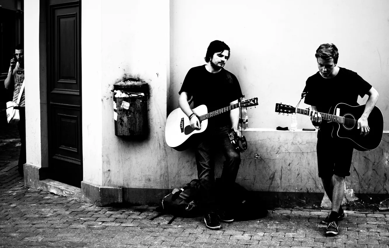 Фото обои музыка, мусор, стена, улица, гитара, мужчина, музыканты, быт