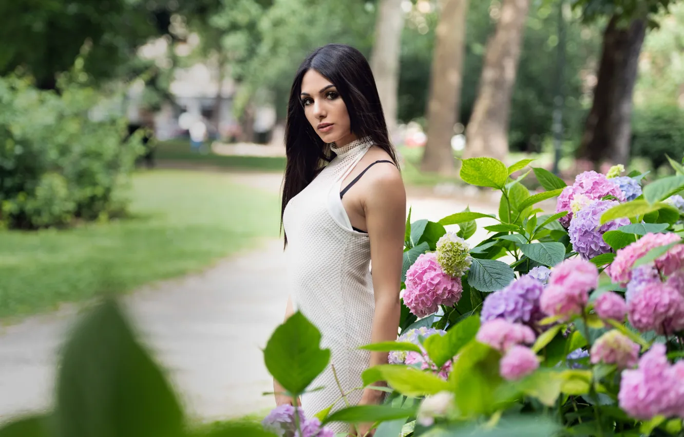 Фото обои взгляд, цветы, секси, волосы, брюнетка, красотка, Sabrina, боке