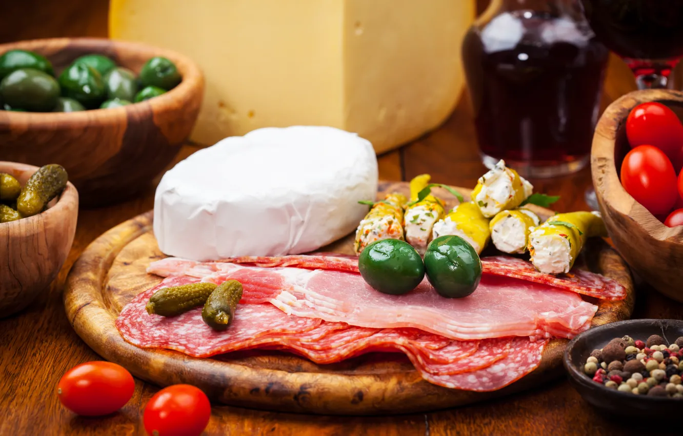 Фото обои вино, сыр, мясо, перец, помидоры, оливки, колбаса, огурцы