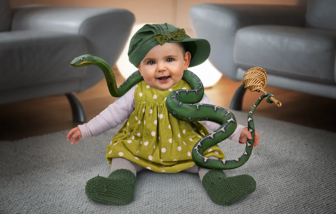 Фото обои змея, девочка, ребёнок, укротитель