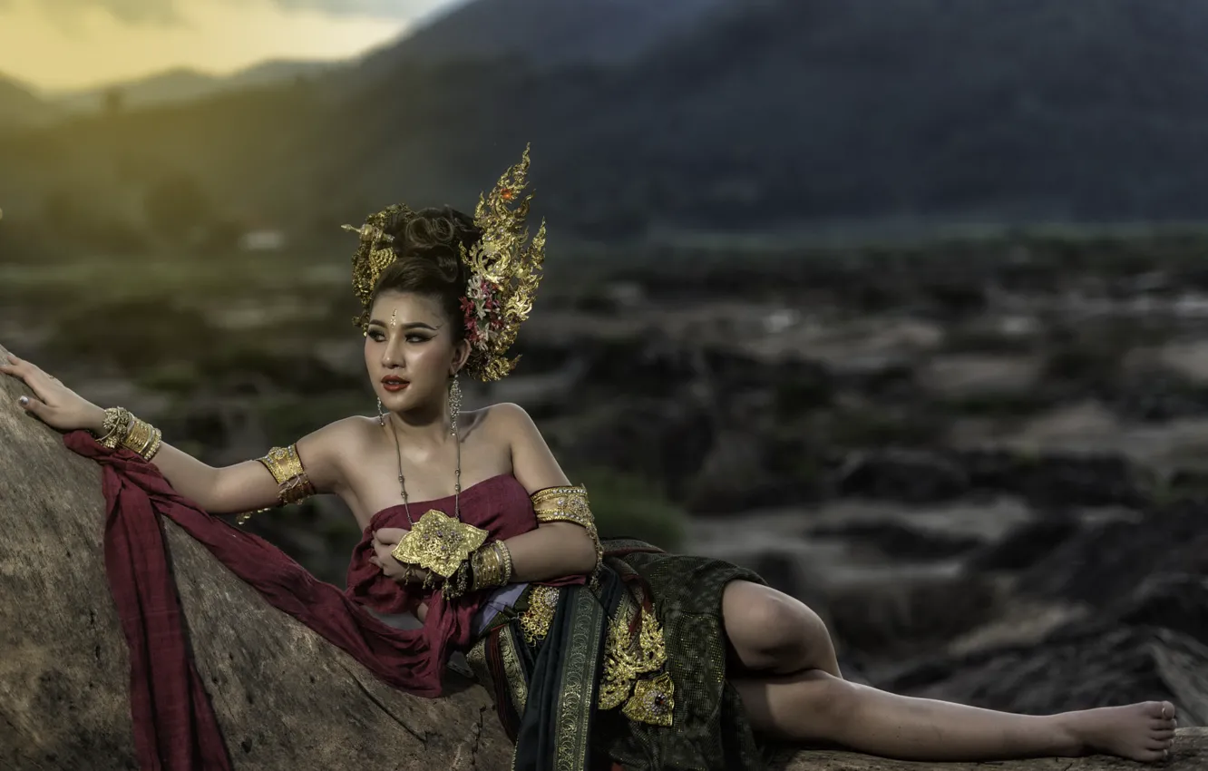 Фото обои девушка, украшения, горы, камни, наряд