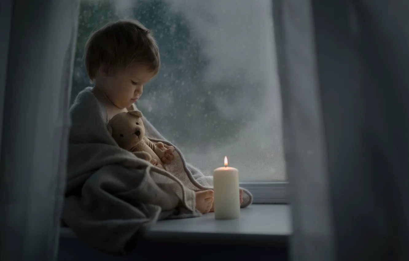 Фото обои ночь, игрушка, свеча, малыш, окно, мишка, подоконник, платок