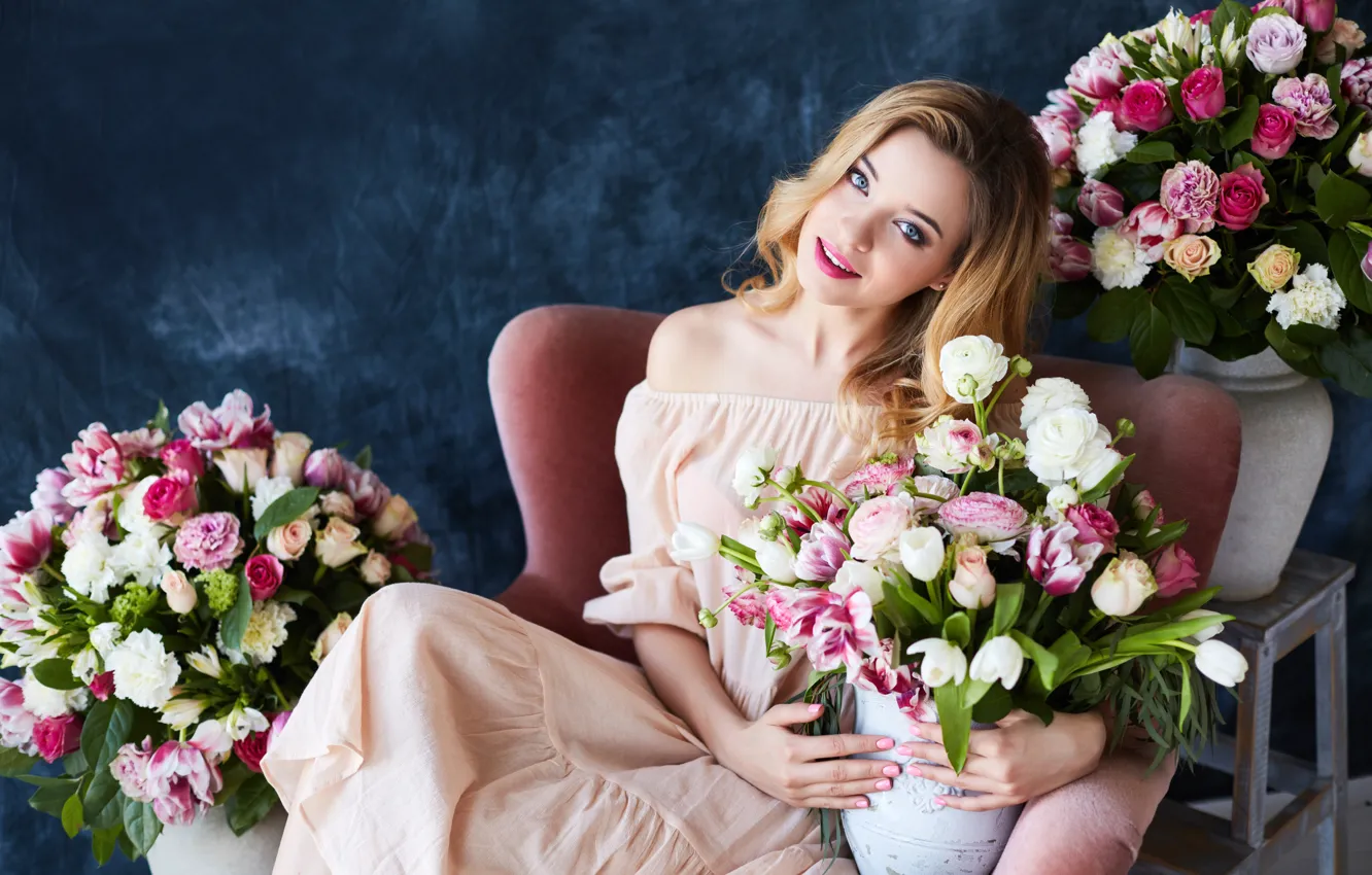 Фото обои взгляд, девушка, цветы, розы, макияж, платье, прическа, тюльпаны