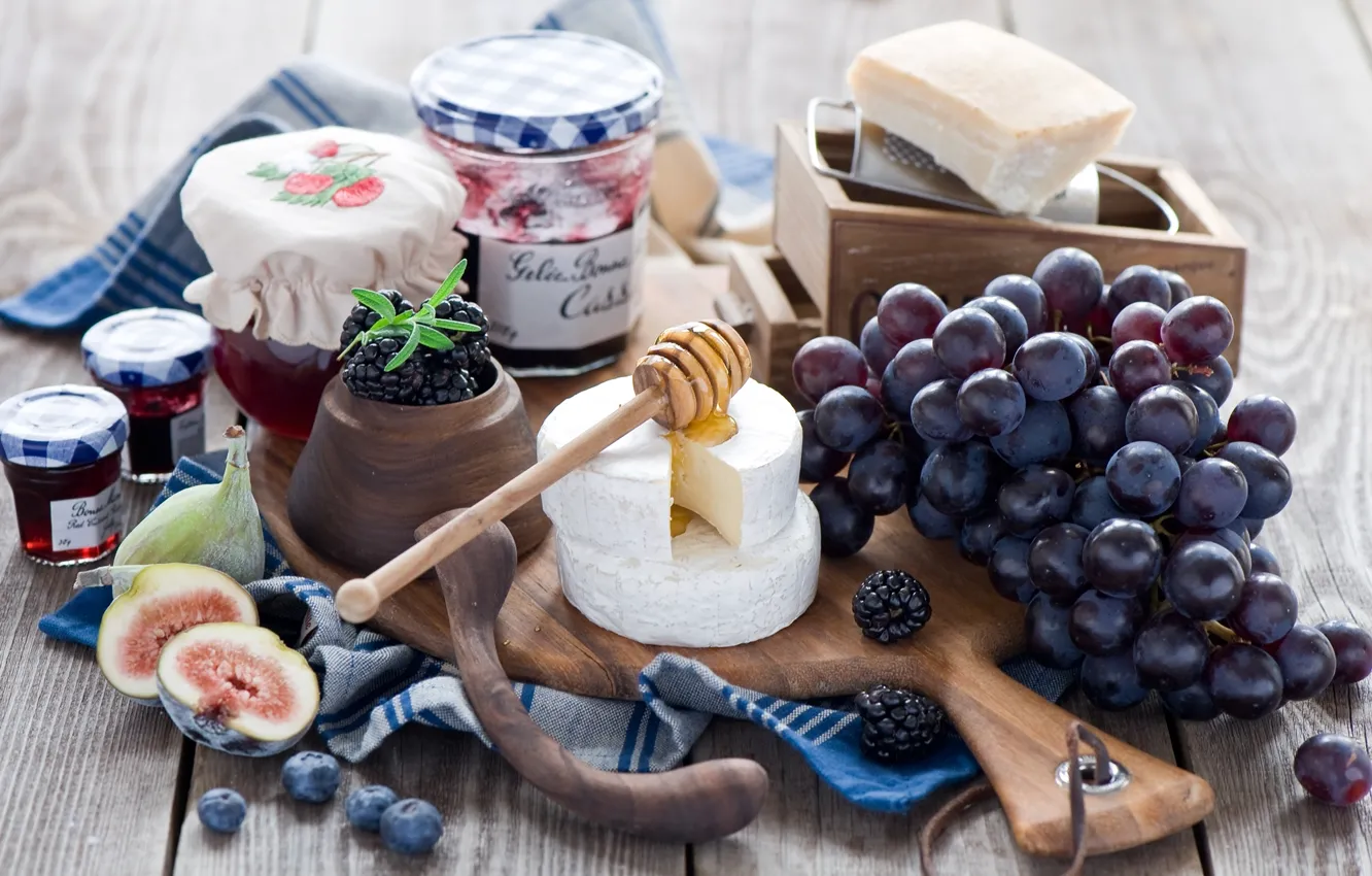 Фото обои ягоды, сыр, черника, виноград, гроздь, баночки, ложка, доска