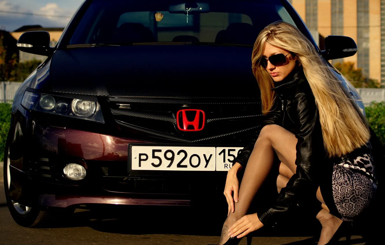 Фото обои Девушки, Блондинка, в очках, Красивая девушка, Российский номер, сидим над машиной Honda