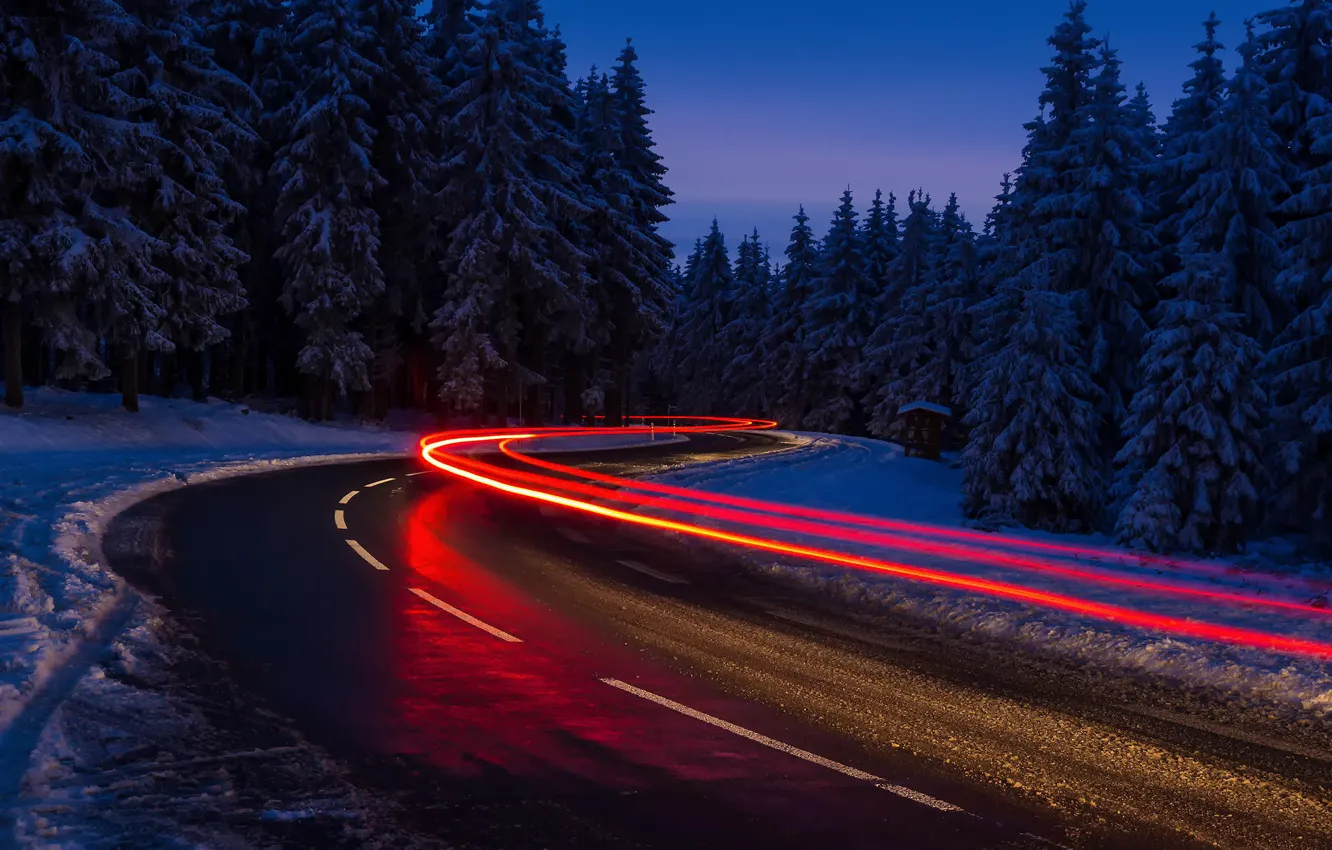 Фото обои зима, дорога, лес, свет, снег, ночь, огни, выдержка