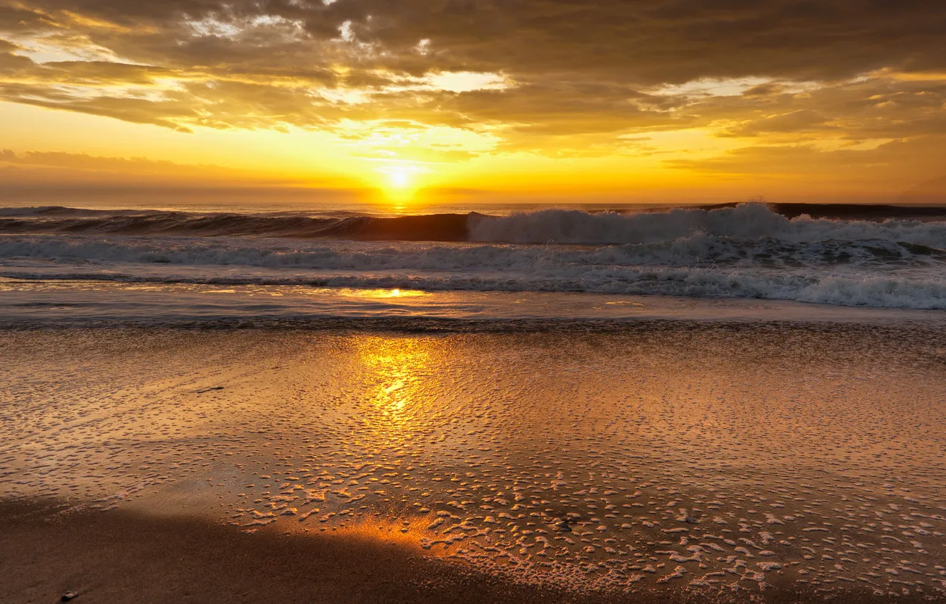 Фото обои песок, море, волны, пляж, небо, пена, вода, солнце