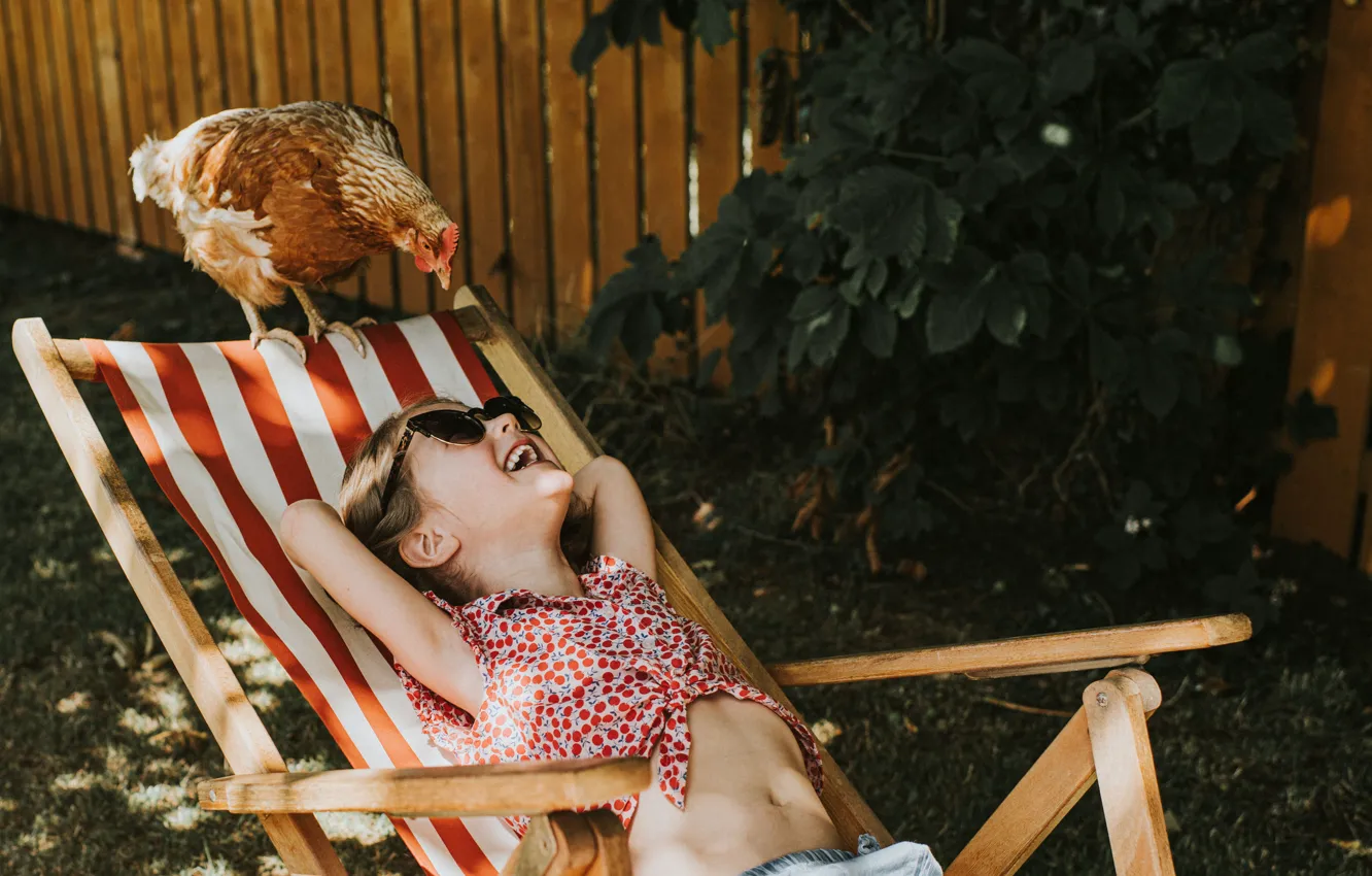 Фото обои Улыбка, Ребенок, Девочка, Двое, Chicken, Загорающие, Барбара-Анн, Sunbathers