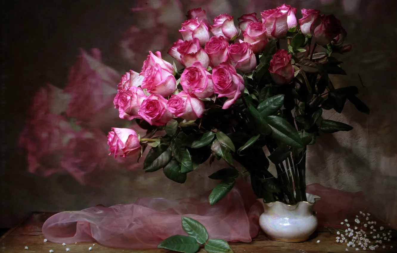 Фото обои листья, цветы, стол, фон, розы, букет, ваза, розовые