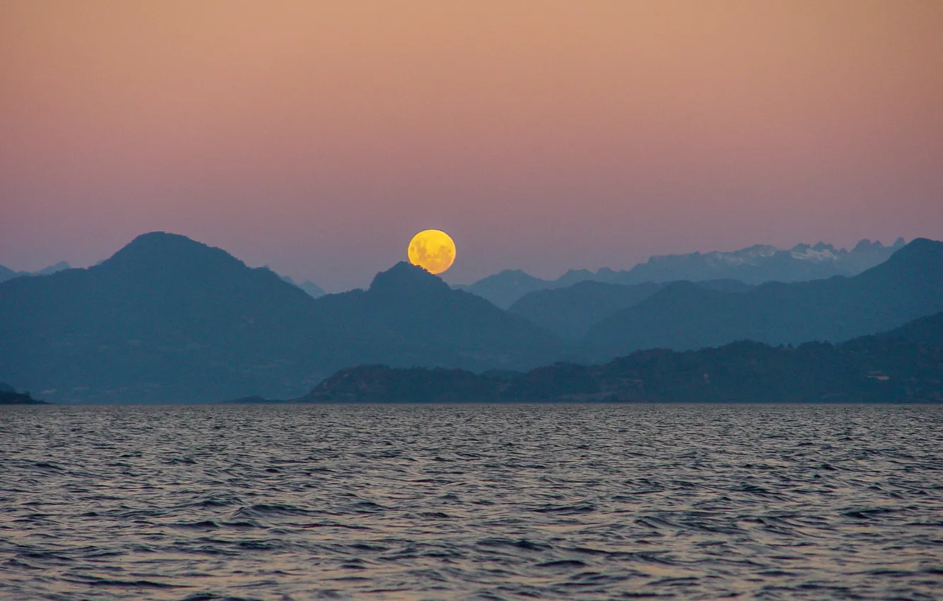 Фото обои море, небо, горы, луна