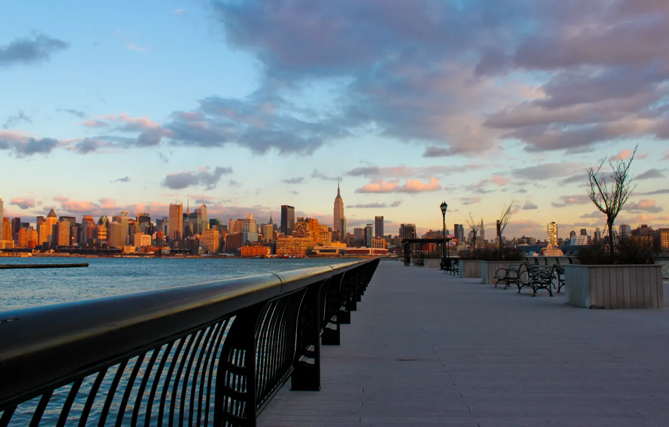 Фото обои вода, закат, city, город, вечер, набережная, небоскрёбы, new york
