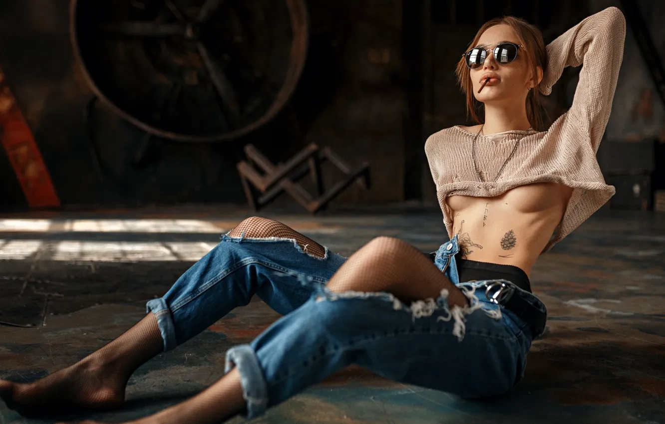 Фото обои barefoot, model, women, brunette, sitting, necklace, sunglasses, cigarettes