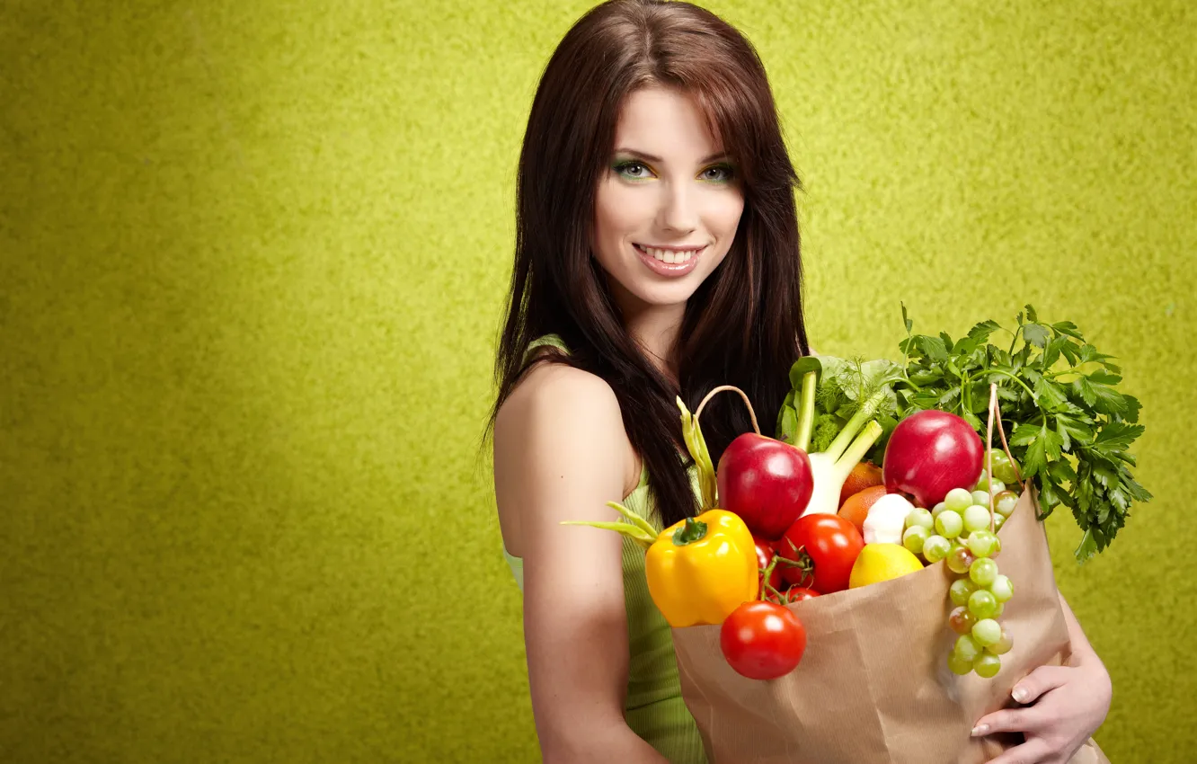 Фото обои зелень, девушка, улыбка, лимон, яблоки, макияж, лук, виноград