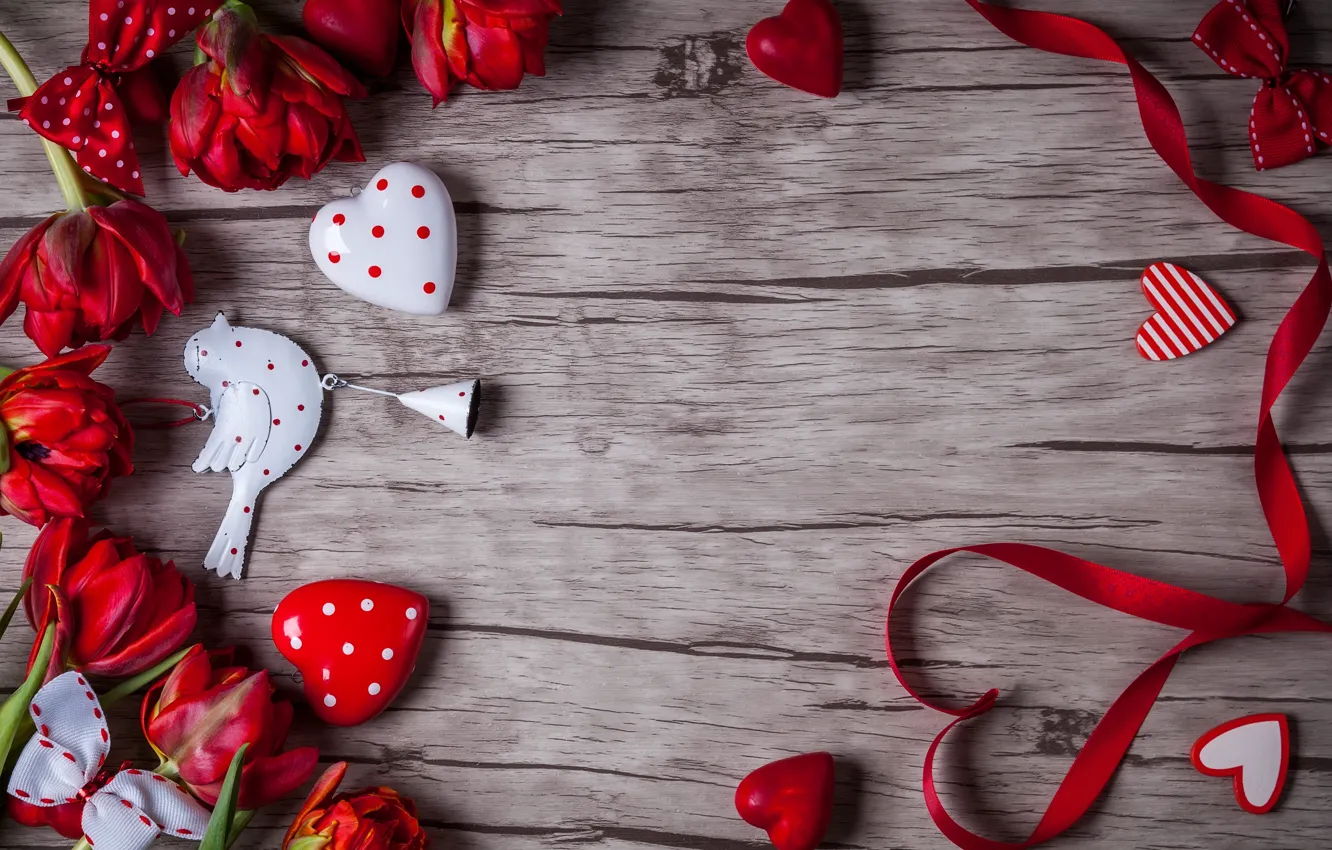 Фото обои любовь, цветы, подарок, сердечки, тюльпаны, red, love, wood