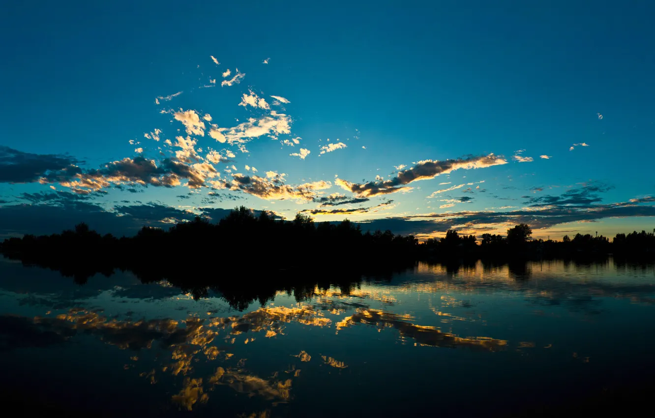 Фото обои вода, облака, деревья, отражение