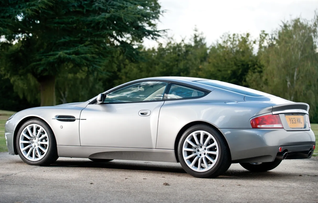 Фото обои фон, Aston Martin, серебристый, суперкар, вид сзади, кусты, V12, Астон Мартин