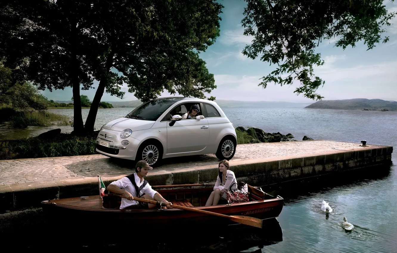 Фото обои море, машина, деревья, лодка, причал, пара, fiat, 500
