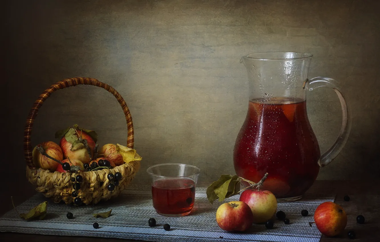 Фото обои яблоки, кувшин, смородина, компот