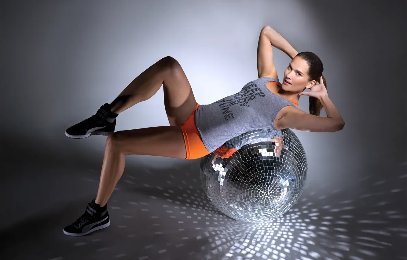 Фото обои light, woman, fitness, mirrors, abs, ball glass
