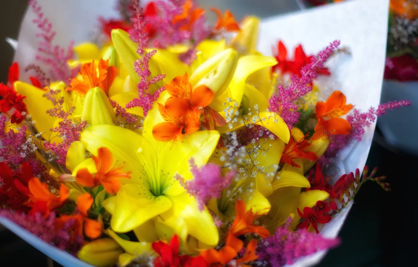 Фото обои цветы, лилии, букет, желтые, красные, ораньжевые