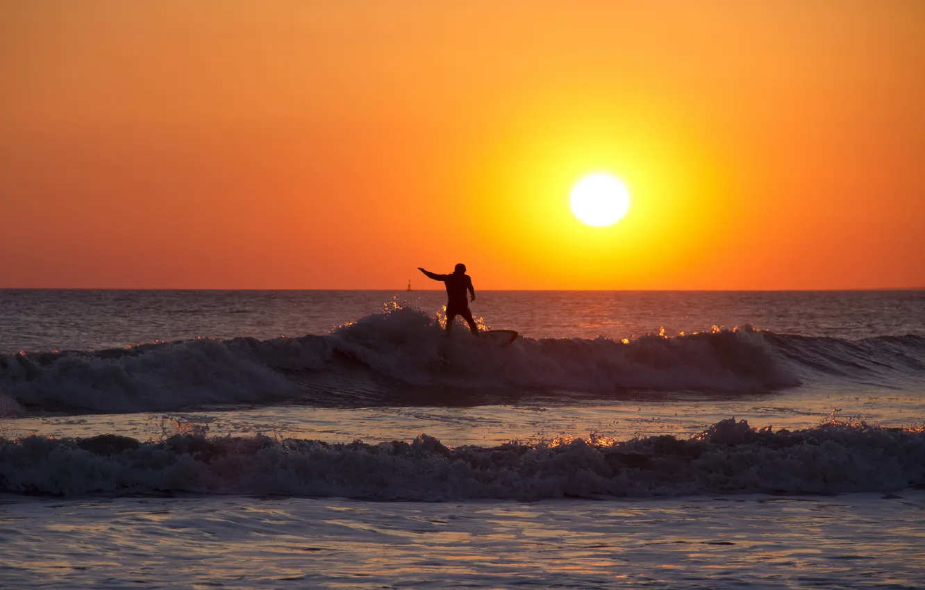 Фото обои волны, закат, горизонт, серфер, экстремальный спорт, доска для серфинга, оранжевое небо