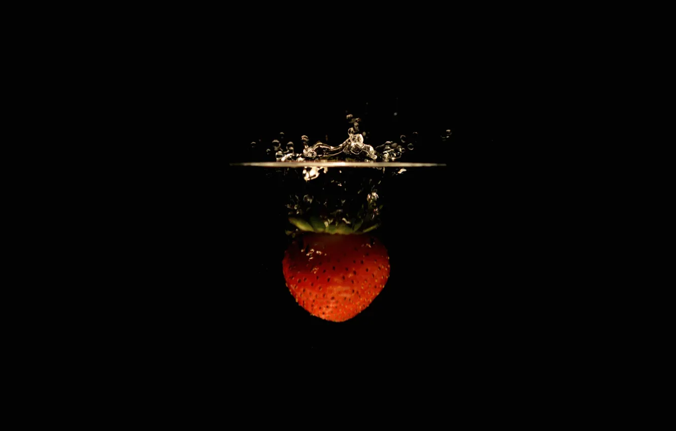 Фото обои вода, брызги, всплеск, жидкость, клубника, ягода