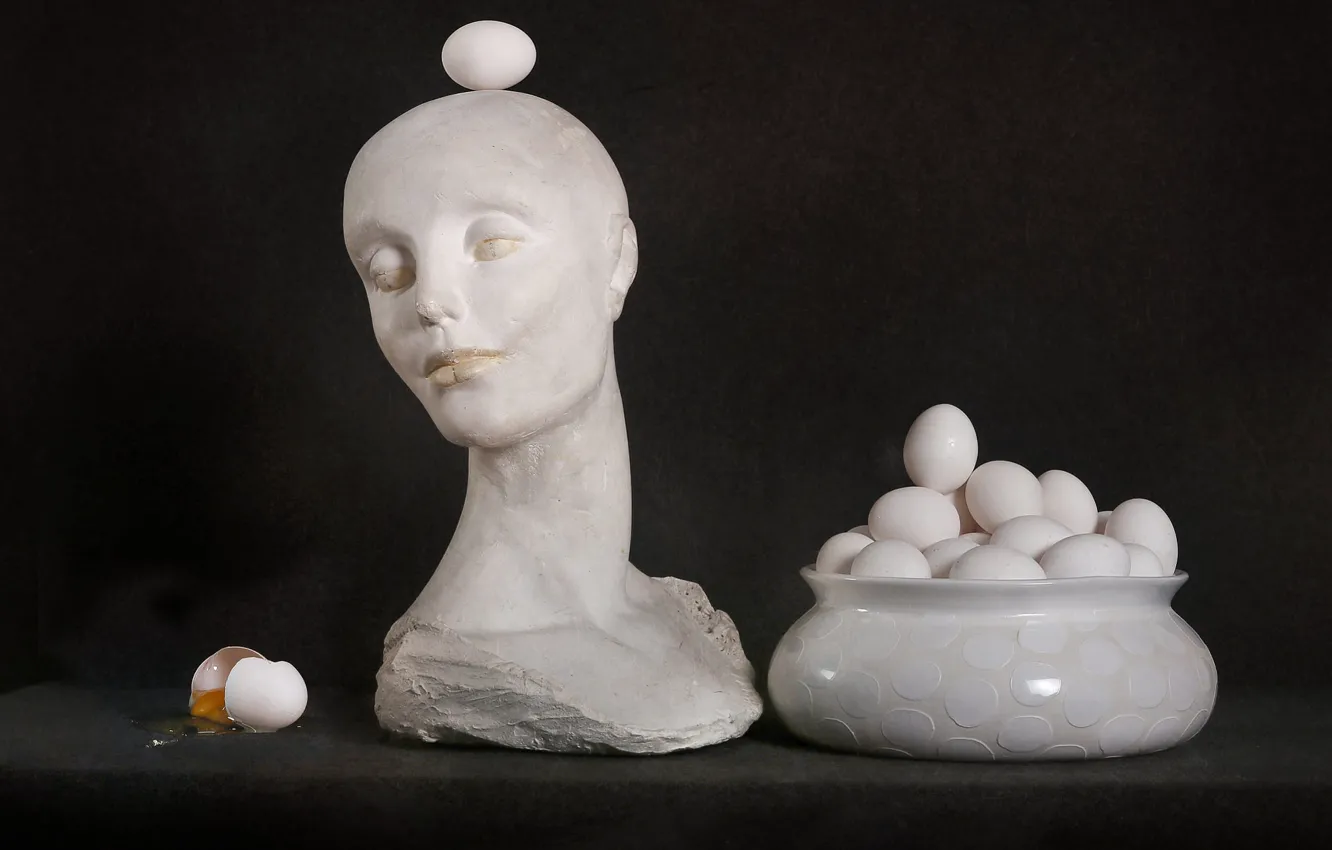 Фото обои лицо, темный фон, женщина, яйца, голова, Пасха, статуэтка, скульптура