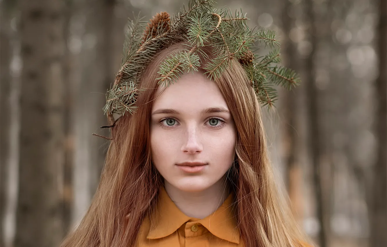Фото обои шишка, венок, очарование, ёлочки, иголочки, рыжеволосая девушка, Katie Melman