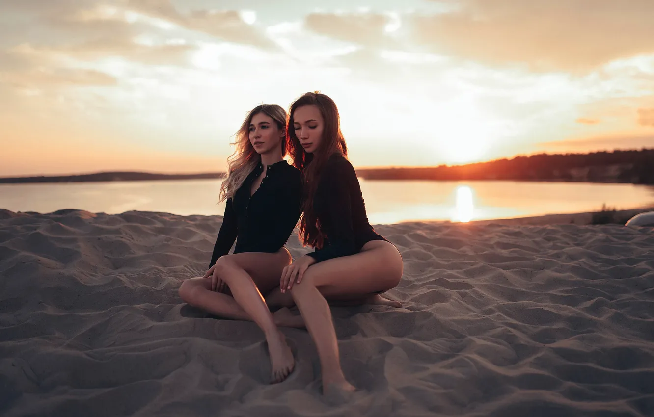 Фото обои песок, пляж, поза, девушки, Анна Столяр, Виктория Руских