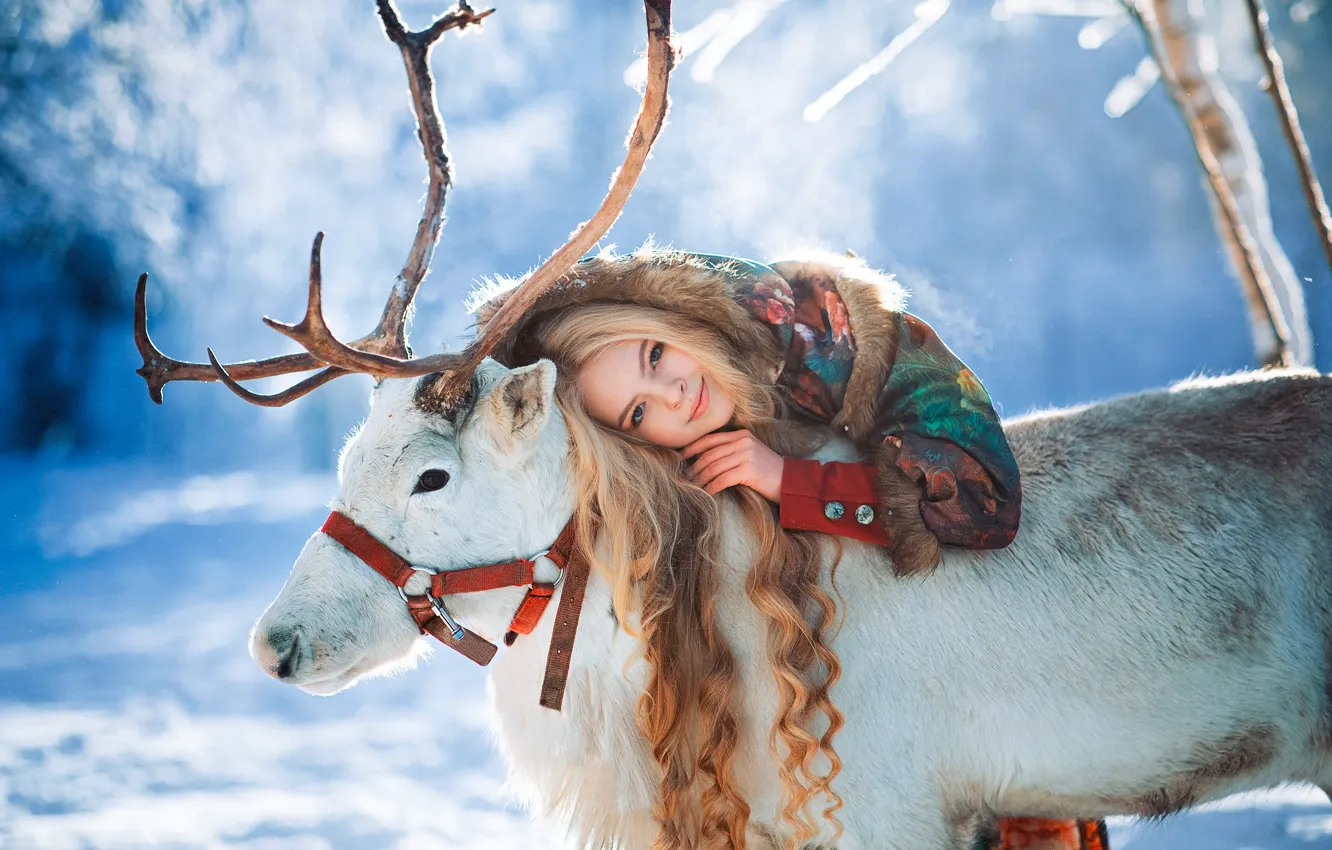 Фото обои зима, девушка, животное, олень, блондинка, локоны, Александра Савенкова