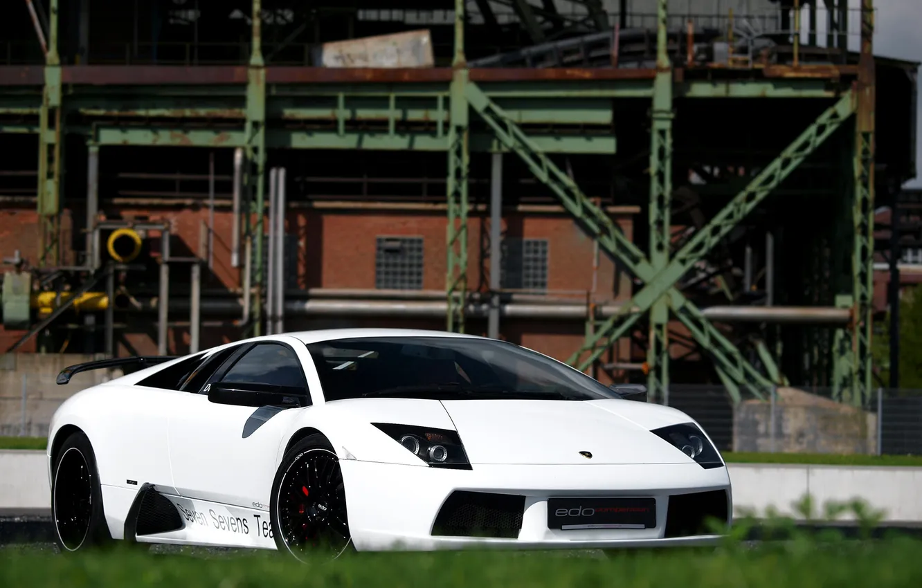 Фото обои белый, трава, тюнинг, здание, white, lamborghini, вид спереди, murcielago