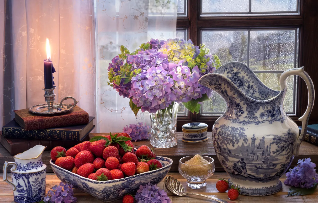 Фото обои цветы, стиль, ягоды, книги, свеча, окно, клубника, сахар