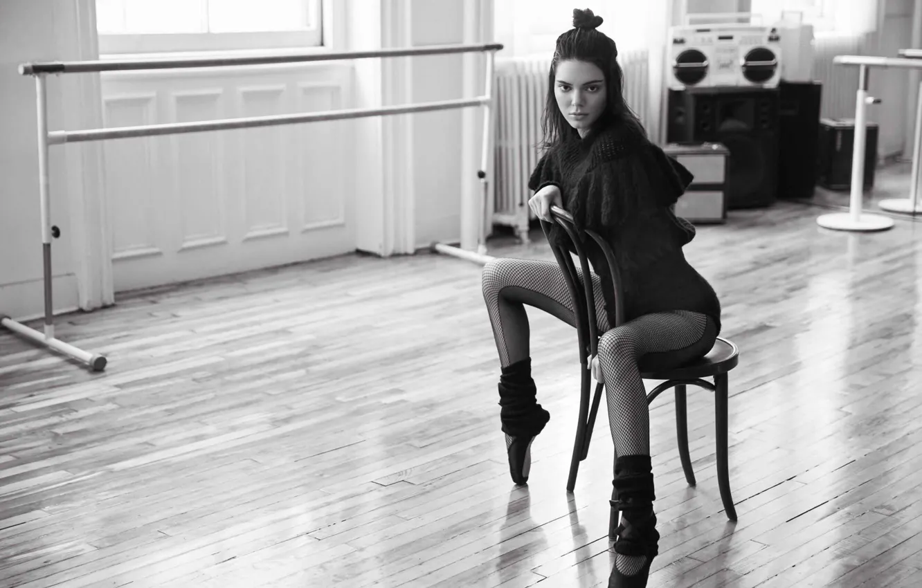 Фото обои поза, черно-белое, сидит, Kendall Jenner