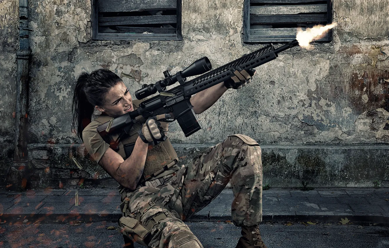 Фото обои девушка, лицо, оружие, стрельба, форма, штурмовая винтовка, прицельный огонь