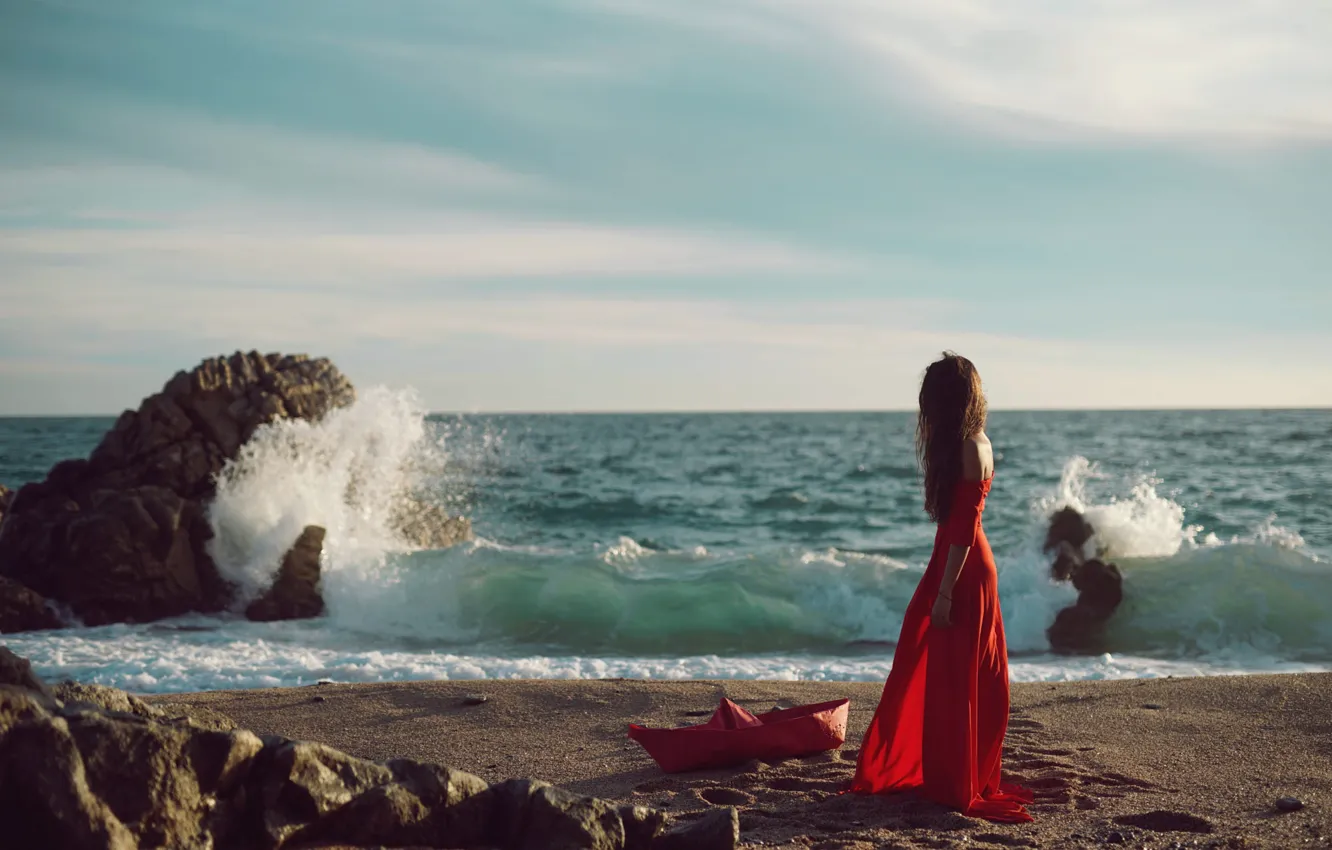 Фото обои море, волны, девушка, ветер, берег, платье, кораблик